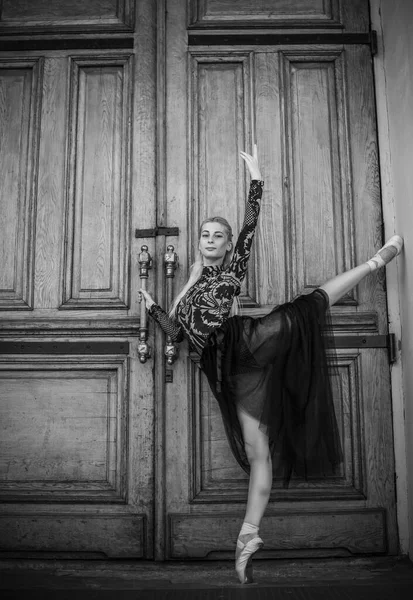 Young Ballerina Ballet Costume Dancing Feeling Breath Big City Life — Stock Photo, Image