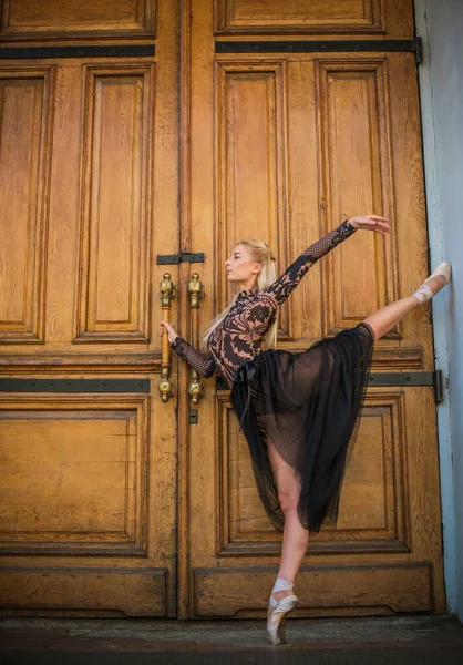 年轻芭蕾舞演员穿着芭蕾服装跳舞 呼吸着大城市生活和自由的气息 — 图库照片
