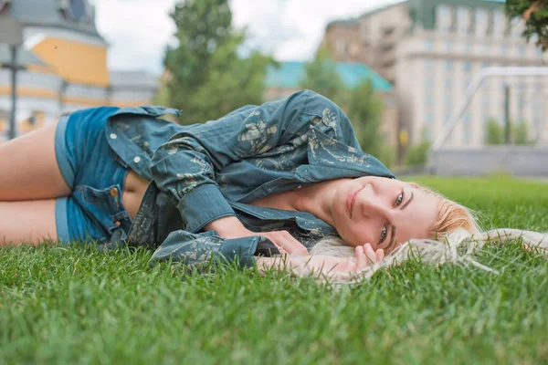 Молодая Европейская Студентка Блондинка Образ Жизни Подростка Портрет Городе — стоковое фото