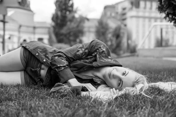 Joven Estudiante Europea Chica Rubia Estilo Vida Adolescente Retrato Ciudad —  Fotos de Stock