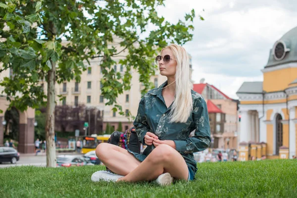 Młoda Europejska Studentka Blondynka Styl Życia Nastolatek Portret Mieście — Zdjęcie stockowe