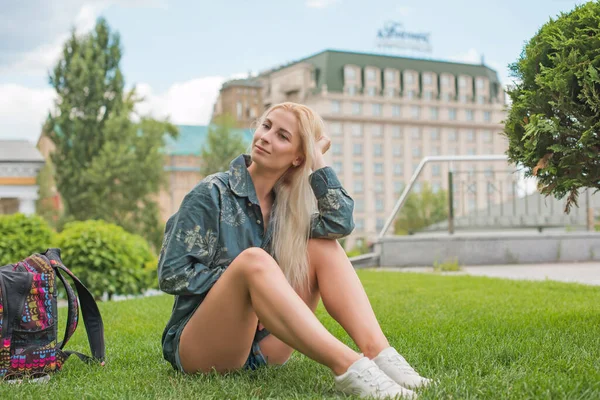 Молода Студентка Європейської Дівчини Блондинка Спосіб Життя Підлітків Портрет Місті — стокове фото