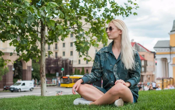 Młoda Europejska Studentka Blondynka Styl Życia Nastolatek Portret Mieście — Zdjęcie stockowe