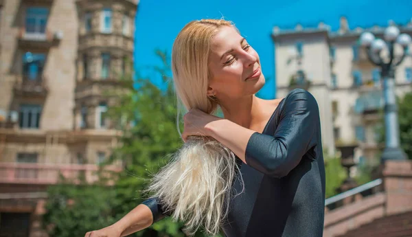 Mladá Evropská Studentka Blondýnka Životní Styl Dospívajícího Života Portrét Městě — Stock fotografie