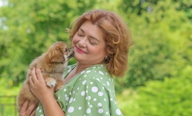 Açık kahverengi köpekli bir kadın. İnsan en iyi dostu kavramı