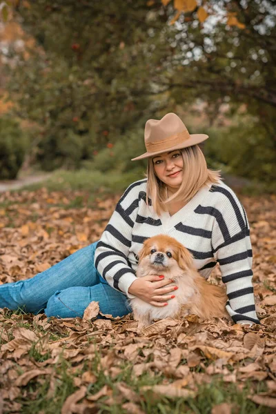 Frau Mit Einem Kleinen Hellbraunen Hund Konzept Des Besten Freundes — Stockfoto