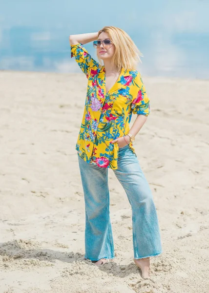 스타일 금발의 금발의 여자가 청바지를 셔츠를 해변에 — 스톡 사진