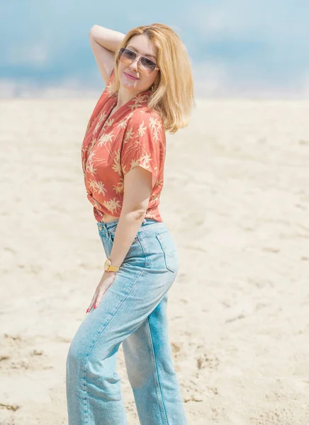 스타일 금발의 금발의 여자가 청바지를 셔츠를 해변에 — 스톡 사진