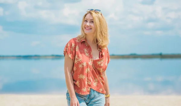 休暇のスタイル 女性のワードローブ 青いジーンズとビーチでカラフルな綿のシャツでブロンドの髪の若いヨーロッパの日焼けした女性のイラスト — ストック写真