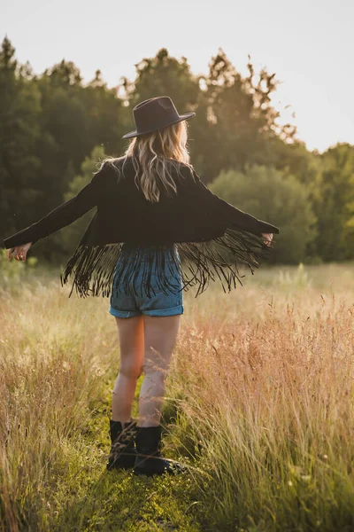 セクシーな女の子でアメリカのカントリースタイル スエードレザーBohoジャケットとショートパンツ カウガールスタイルで自然 — ストック写真