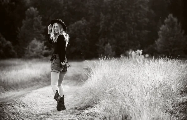 美国乡村风格的性感女孩 山羊皮皮衣和短裤 大自然的牛仔女孩风格 — 图库照片