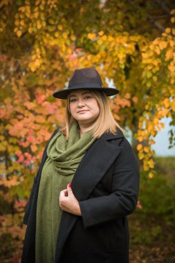 Artı Avrupalı, sıcak elbiseli, olgun bir kadın. İnsanların hayatı XXL boyutunda, yaşlı, doğal güzellikte bir kadın. Vücut konsepti pozitif