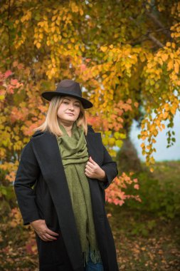 Artı Avrupalı, sıcak elbiseli, olgun bir kadın. İnsanların hayatı XXL boyutunda, yaşlı, doğal güzellikte bir kadın. Vücut konsepti pozitif