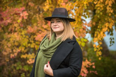 Artı Avrupalı, sıcak elbiseli, olgun bir kadın. İnsanların hayatı XXL boyutunda, yaşlı, doğal güzellikte bir kadın. Vücut konsepti pozitif