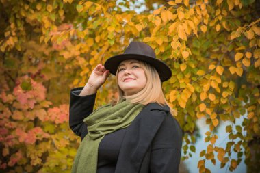 Artı Avrupalı, sıcak elbiseli, olgun bir kadın. İnsanların hayatı XXL boyutunda, yaşlı, doğal güzellikte bir kadın. Vücut konsepti pozitif