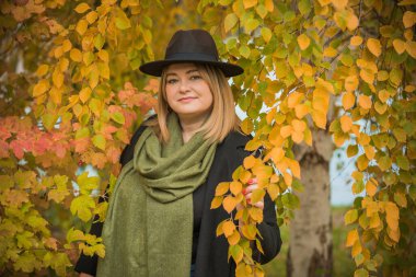 Artı Avrupalı, sıcak elbiseli, olgun bir kadın. İnsanların hayatı XXL boyutunda, yaşlı, doğal güzellikte bir kadın. Vücut konsepti pozitif