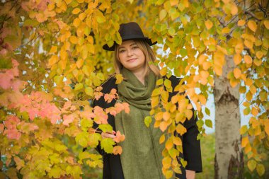 Artı Avrupalı, sıcak elbiseli, olgun bir kadın. İnsanların hayatı XXL boyutunda, yaşlı, doğal güzellikte bir kadın. Vücut konsepti pozitif