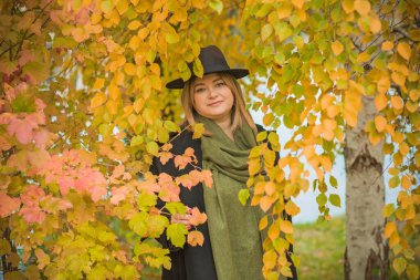 Artı Avrupalı, sıcak elbiseli, olgun bir kadın. İnsanların hayatı XXL boyutunda, yaşlı, doğal güzellikte bir kadın. Vücut konsepti pozitif