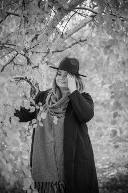 Artı Avrupalı, sıcak elbiseli, olgun bir kadın. İnsanların hayatı XXL boyutunda, yaşlı, doğal güzellikte bir kadın. Vücut konsepti pozitif