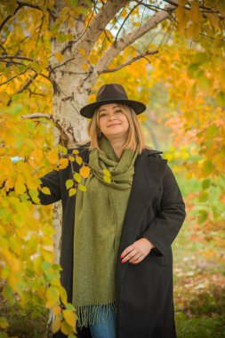 Artı Avrupalı, sıcak elbiseli, olgun bir kadın. İnsanların hayatı XXL boyutunda, yaşlı, doğal güzellikte bir kadın. Vücut konsepti pozitif