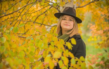 Artı Avrupalı, sıcak elbiseli, olgun bir kadın. İnsanların hayatı XXL boyutunda, yaşlı, doğal güzellikte bir kadın. Vücut konsepti pozitif