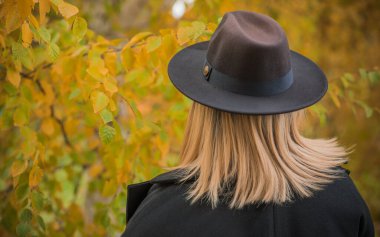 Artı Avrupalı, sıcak elbiseli, olgun bir kadın. İnsanların hayatı XXL boyutunda, yaşlı, doğal güzellikte bir kadın. Vücut konsepti pozitif