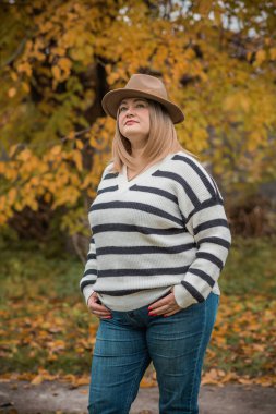 Artı Avrupalı, sıcak elbiseli, olgun bir kadın. İnsanların hayatı XXL boyutunda, yaşlı, doğal güzellikte bir kadın. Vücut konsepti pozitif