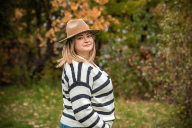 Artı Avrupalı, sıcak elbiseli, olgun bir kadın. İnsanların hayatı XXL boyutunda, yaşlı, doğal güzellikte bir kadın. Vücut konsepti pozitif