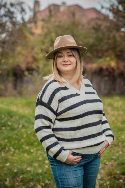 Artı Avrupalı, sıcak elbiseli, olgun bir kadın. İnsanların hayatı XXL boyutunda, yaşlı, doğal güzellikte bir kadın. Vücut konsepti pozitif