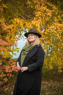 Artı Avrupalı, sıcak elbiseli, olgun bir kadın. İnsanların hayatı XXL boyutunda, yaşlı, doğal güzellikte bir kadın. Vücut konsepti pozitif