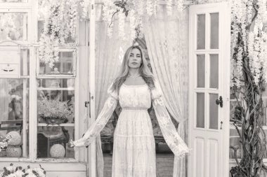 Dantelli, kayısı desenli elbisesi olan sarışın güzel bir kadın. Düğün ve akşam elbisesi konsepti