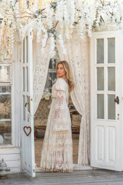 Dantelli, kayısı desenli elbisesi olan sarışın güzel bir kadın. Düğün ve akşam elbisesi konsepti