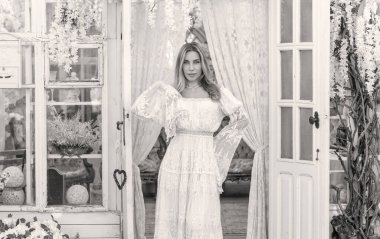 Dantelli, kayısı desenli elbisesi olan sarışın güzel bir kadın. Düğün ve akşam elbisesi konsepti