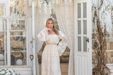 Dantelli, kayısı desenli elbisesi olan sarışın güzel bir kadın. Düğün ve akşam elbisesi konsepti