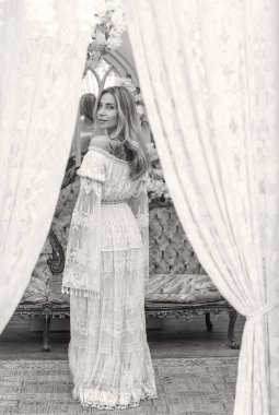 Dantelli, kayısı desenli elbisesi olan sarışın güzel bir kadın. Düğün ve akşam elbisesi konsepti