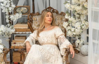 Dantelli, kayısı desenli elbisesi olan sarışın güzel bir kadın. Düğün ve akşam elbisesi konsepti