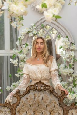 Dantelli, kayısı desenli elbisesi olan sarışın güzel bir kadın. Düğün ve akşam elbisesi konsepti