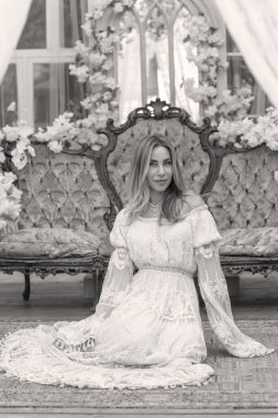 Dantelli, kayısı desenli elbisesi olan sarışın güzel bir kadın. Düğün ve akşam elbisesi konsepti