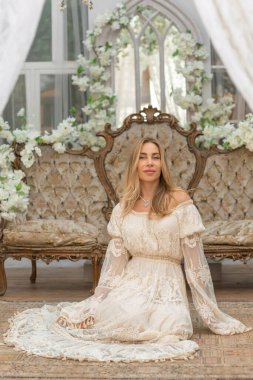 Dantelli, kayısı desenli elbisesi olan sarışın güzel bir kadın. Düğün ve akşam elbisesi konsepti