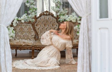 Dantelli, kayısı desenli elbisesi olan sarışın güzel bir kadın. Düğün ve akşam elbisesi konsepti