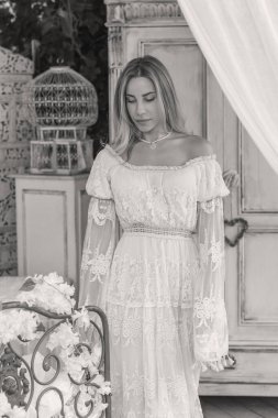 Dantelli, kayısı desenli elbisesi olan sarışın güzel bir kadın. Düğün ve akşam elbisesi konsepti