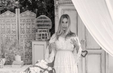 Dantelli, kayısı desenli elbisesi olan sarışın güzel bir kadın. Düğün ve akşam elbisesi konsepti