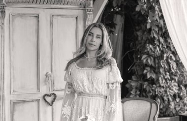 Dantelli, kayısı desenli elbisesi olan sarışın güzel bir kadın. Düğün ve akşam elbisesi konsepti