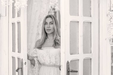 Dantelli, kayısı desenli elbisesi olan sarışın güzel bir kadın. Düğün ve akşam elbisesi konsepti