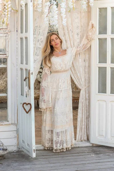 Dantelli, kayısı desenli elbisesi olan sarışın güzel bir kadın. Düğün ve akşam elbisesi konsepti