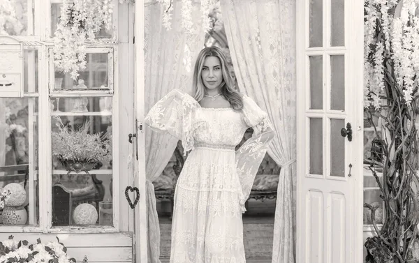 Dantelli, kayısı desenli elbisesi olan sarışın güzel bir kadın. Düğün ve akşam elbisesi konsepti