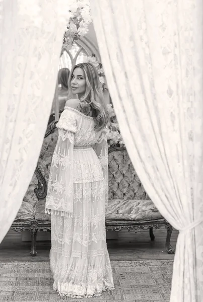 Dantelli, kayısı desenli elbisesi olan sarışın güzel bir kadın. Düğün ve akşam elbisesi konsepti