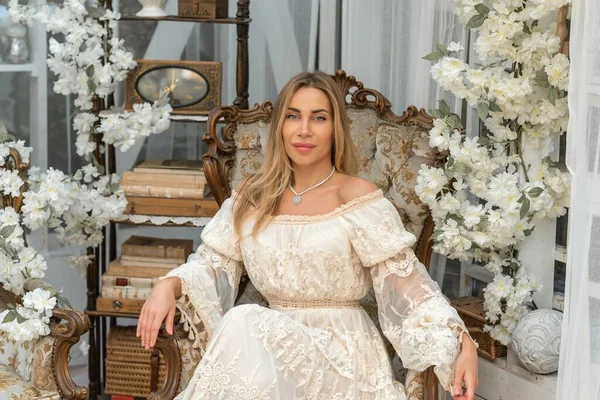 Dantelli, kayısı desenli elbisesi olan sarışın güzel bir kadın. Düğün ve akşam elbisesi konsepti