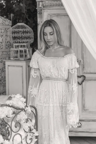 Dantelli, kayısı desenli elbisesi olan sarışın güzel bir kadın. Düğün ve akşam elbisesi konsepti