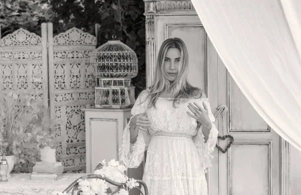 Dantelli, kayısı desenli elbisesi olan sarışın güzel bir kadın. Düğün ve akşam elbisesi konsepti